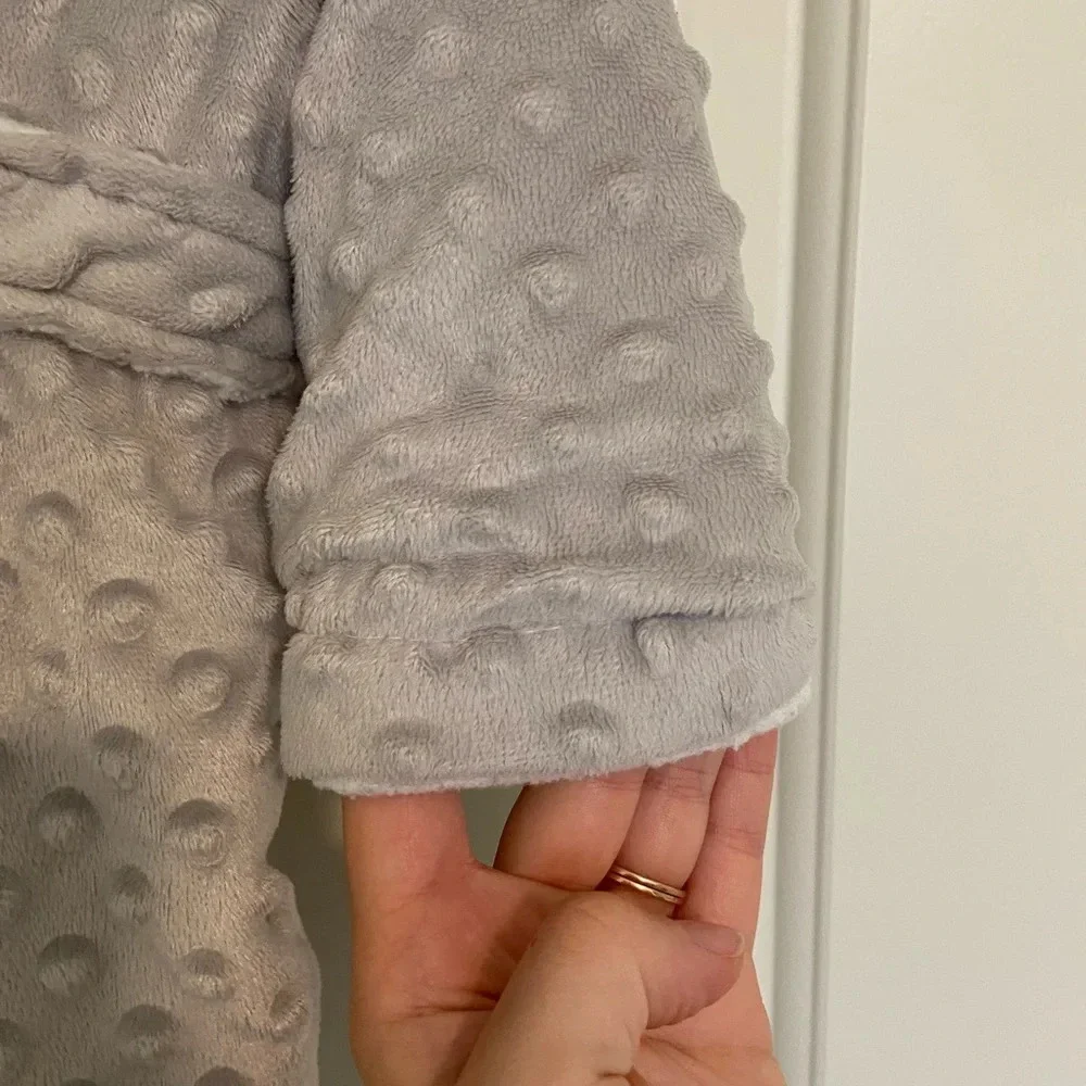 EUC | Blankets & Beyond baby fuzzy robe — 12 months+‎